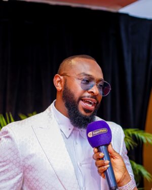 Enyinna Nwigwe Instagram - Some red carpet cho-cho-choo at the #Amvca10 with @superpicksng 🎤

📸 @ebenezerdada_photography @eodstudiosng