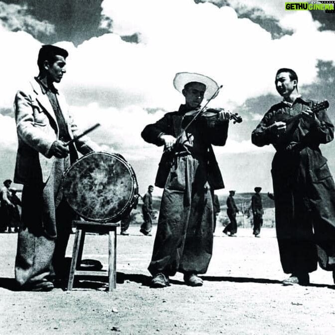 Ercan Kesal - 4.3K Likes - Gördüğünüz Her Şeyi Kendileri Yaptılar
Bir Köy Enstitüsü’nün meydanı…
Bu fotoğrafta sadece müzik aleti çalan üç öğrenci yok. Bu fotoğraftaki her şeyi kendileri yapan delikanlıların nihayet yaptıkları soylu ve coşkun bir müzik var. Davulu, kendileri yaptılar. Derisini tabakladılar, kasnağını gerdiler ve tabii ki çemberini. Tokmak kolay. Hemen yandaki ardıç ağacından kestiler. Kemanı kiraz ağacından kendileri oydular. Mandolin gürgenden. Telleri için ne kullandılar bilmiyorum ama kendileri yaptılar.
Üzerlerine giydiklerini sonra. Pantolonlarını, gömleklerini ve ceketlerini kendileri diktiler. Davulun konduğu tabureyi de kendileri çaktılar.
İşte şimdi sonsuz bir özgüvenle, kendi yaptıkları okullarının ve yatakhanelerinin önünde, kendi imal ettikleri enstrümanlarında, kendi yazdıkları şiirleri bestelemişler ve çalıyorlar.
Bu fotoğrafta baştan sona onlara ait başka şeyler de var. Üzerlerinde mavi bulutlarıyla gezinen kocaman bir gökyüzü ve özgür bir dünya. Hepsi katıksız ve koşulsuzca onlara ait.
Muktedirler hiç sevmezler böyle fotoğrafları. Bu yüzden, çok geçmedi hepsini de aldılar ellerinden ve bize bu güzel fotoğraflar kaldı…
Ercan Kesal (Zamanın İzinde)
