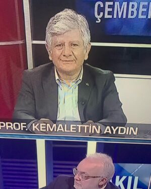 Erdal Beşikçioğlu Instagram - İlk defa tv seyrederken birinin fotoğrafını çektim.Siyasi değil üstelik.Bir doktor. Belediyeler sanatçılara para vereceğine ihtiyaç sahiplerine verir artık ödenekleri diyen bir aydın. Keşke belediye sanatçılara bu parayı verebilse de sanatçılar da ihtiyaç sahiplerine yardımları katlayacak etkinlikler düzenleye bilse... Berber ve spor salonları önemli tabi. Biri de çıkıp sanat ne olacak kardeşimin açıklamasını yapabilse keşke. Canımı sıktın #kemelettinaydın soyadına yakışmadı saptaman...