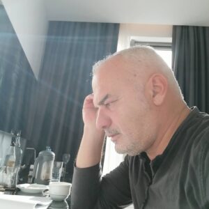 Erdal Cindoruk Instagram - 4 sayfalık sahne var birazdan.. Tutuştum.... :))) @gonuldagitrt @trt1