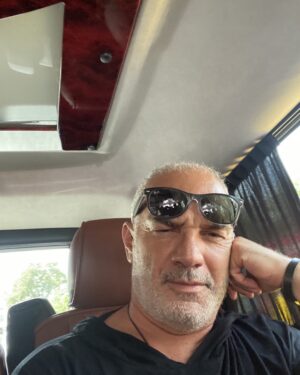Erdal Cindoruk Instagram - Çok kıymetli bir iş daha bitirdim, onun huzuru…;)))@ErşanKuneri cmylmz