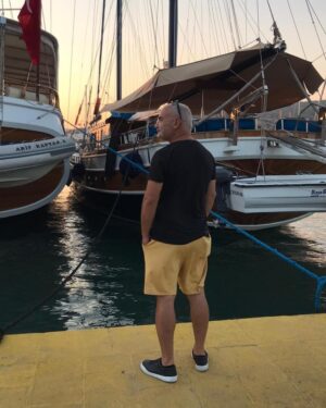 Erdal Cindoruk Instagram - Oyun öncesi bi piyasa yapayım dedim ama yakalandık.. #bodrumşehirtiyatrosu #bodrumkale #nafiledünya