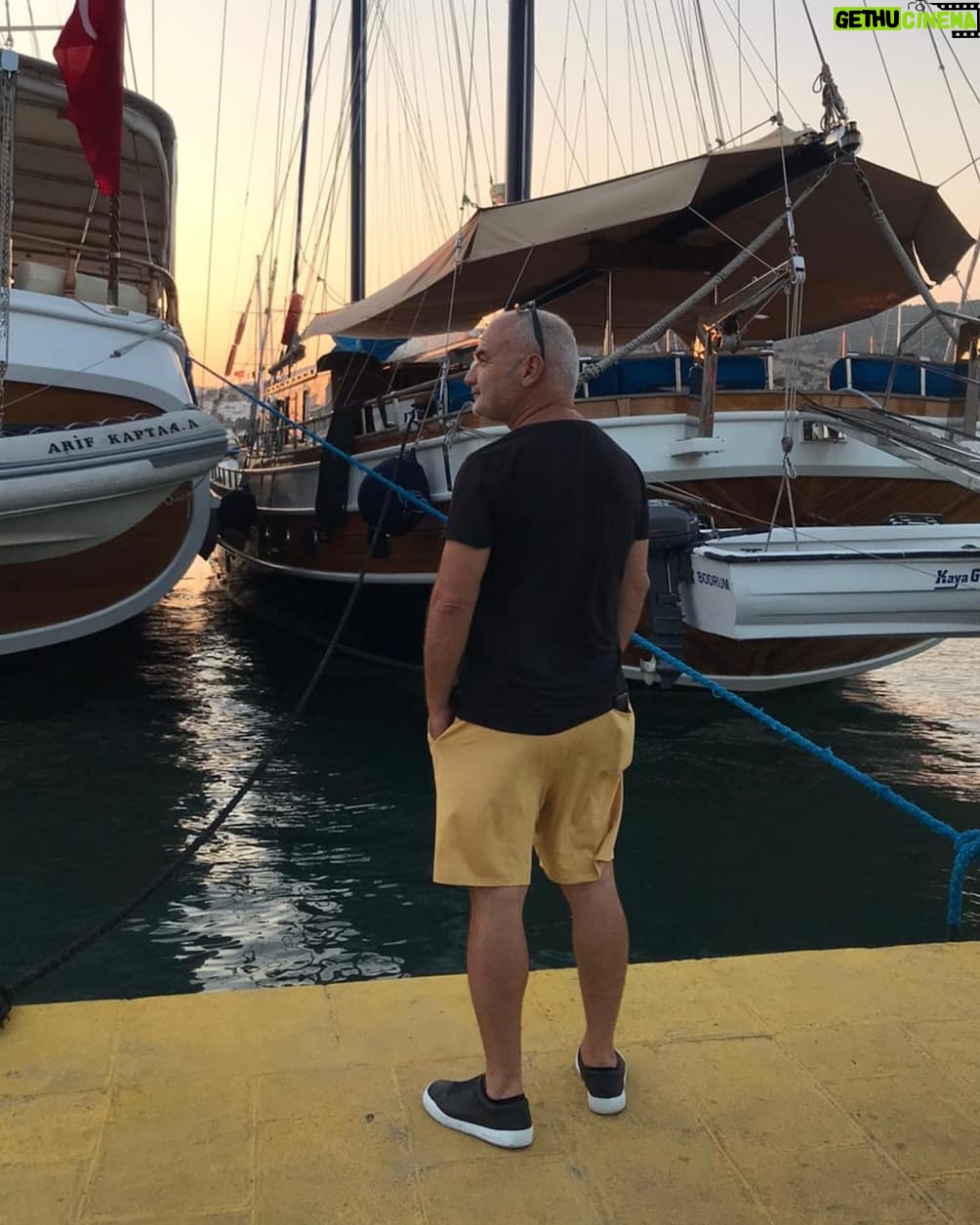 Erdal Cindoruk - 3.1K Likes - Oyun öncesi bi piyasa yapayım dedim ama yakalandık.. #bodrumşehirtiyatrosu #bodrumkale #nafiledünya