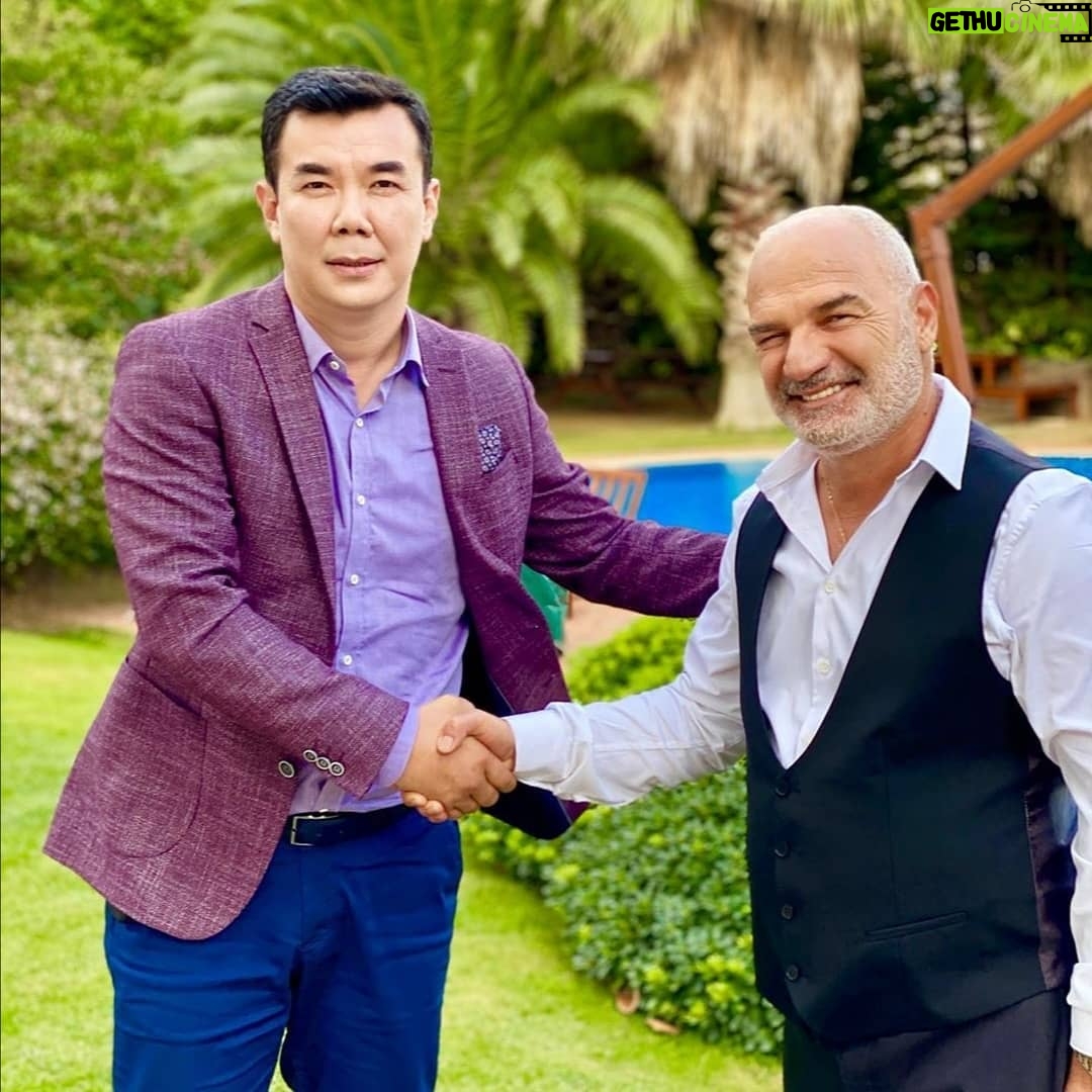 Erdal Cindoruk - 4.2K Likes - Kazak kardeşlerimizle çektiğimiz sinema filminin sonuna geldik. Kaliteli ve zevkli bir çalışma oldu. @koyanbayevnurlan başta olmak üzere oyuncu arkadaşlarıma, yönetmenimize, @alimyapim ve kaliteli Türk prodüksiyon/set ekibine teşekkür ediyorum. #kazakistan #sinema @dittoakademi