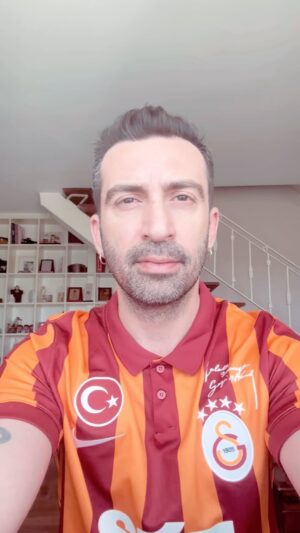 Erdem Yener Instagram - Gelişen #birlikteheryerdeyiz atağında @namoglubirol ‘dan gelen pası @fatihuysal956 ‘a yolluyorum. Renklerimizle birlikte her yerdeyiz. Çünkü Mayıs’lar bizimdir.