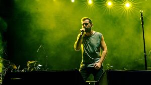 Erdem Yener Instagram - yaşasın festivaller, varolsun Adana, kutlu olsun kebaplar, rock’n’roll foreva!🤘🏻
📷: @ahmettogz01
@adanagenclikfest
