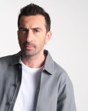 Erdem Yener Instagram - “ellerim göğsümde, yüzümde gurur var. insan bu kadar.”
#DörtDuvar
📷: @ilkeisisag