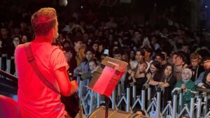 Erdem Yener Instagram - Dün akşam @gslfest ‘te sevgili Tolga Akyıldız’ı andık. Gripin ailesi, İrem ve Fatih’le güzel bi anımız daha oldu. Nur içinde yat Tolga. @gripinonline @muraz @namoglubirol @iremozbey
