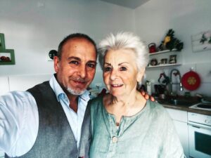 Erdoğan Atalay Instagram - Happy Birthday meine liebe Mama ! Sei tief umarmt zu deinem 80 zigsten Geburtstag, ohne Dich wären wir nicht auf dieser Welt ! Wir lieben dich und sagen DANKE 🙏❤️