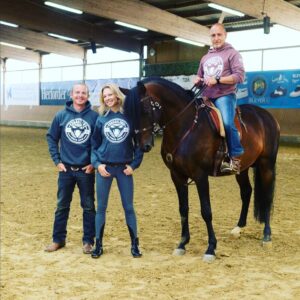 Erdoğan Atalay Instagram - Hey Hey, war wirklich toll @danyroesner mal wieder zu sehen! Schönen Abend Euch & Liebe Grüße…erdogan 😎 #fruends #horses #photoshooting @horse.concept @teamcobraeleven #cobraeleven #timepassestoofast
