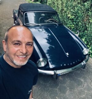Erdoğan Atalay Instagram - Mein Cabrio Spitfire mk 3 von 1969 in Jaguar dark blue mit Speichenfelgen ! Ich bin drei Jahre älter . Den Wagen habe ich schon über zwanzig Jahre und hatte wenig Zeit ihn zu fahren , nun wird er repariert und dann geht es …. ab die Post 😌 best wishes for you all…. erdogan 😎 #spitfire #mk3  #layland #auto #oldtimer #action #cabrio #cabriolet #fahren #drive @teamcobraeleven #cobraeleven_erdogan