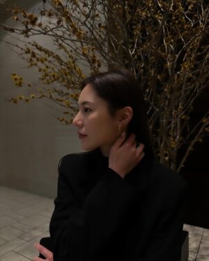 Erena Mizusawa Instagram - Hinged hoops🦋
どんなファッションにも合うから最近良くつけてる♡
@aletta_jewelry_official