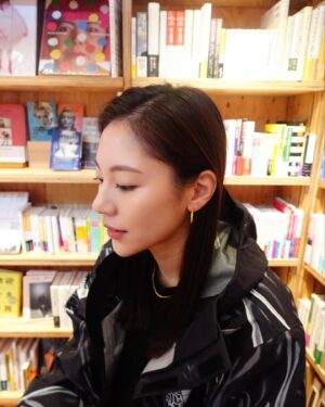 Erena Mizusawa Instagram - 一気に寒くなってきたね〜！
装いも秋冬らしくなってきました🫶
洋服がシンプルな分、アクセサリーで変化を🤍

 #jewelry #limely #pr