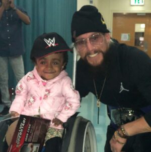 Eric Arndt Instagram - I met a lot of amazing people with The Make a Wish Foundation at the Children’s hospital in Abu Dhabi today, but one precious little girl named Toqua stole my ❤️... and my title!! 🤗 cute as a button, she is most definitely the realest kid in the room! #HowYouDoin!? Better now that I met you kid ✊🏼