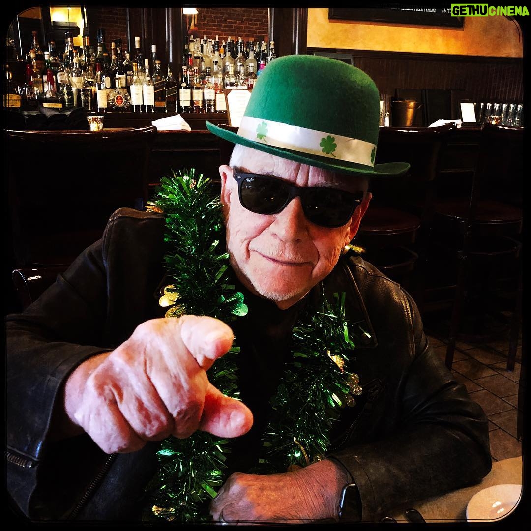 Eric Burdon - 780 Likes - ‘tis the wearing of the green...
•
•
•
•
•
•
#saintpatricksday #santabarbara #california 📷 credit @marianna_burdon
#iphonex