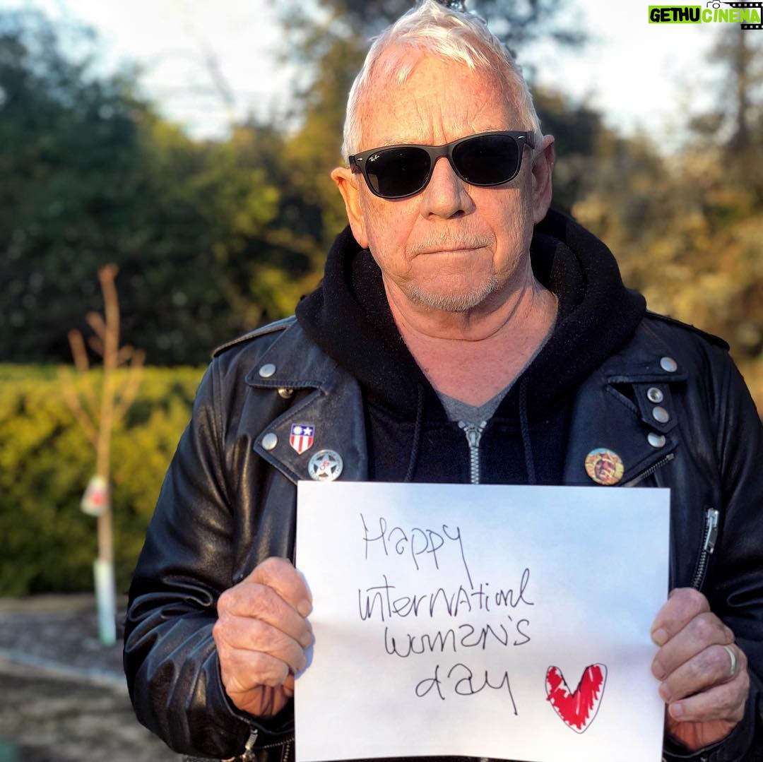 Eric Burdon - 1K Likes - ...there were the long ones, the tall ones, the short ones, the brown ones, the
black ones, the round ones, the big ones, the crazy ones... To all of you ladies, “Spill the Wine” and Happy #internationalwomensday...
