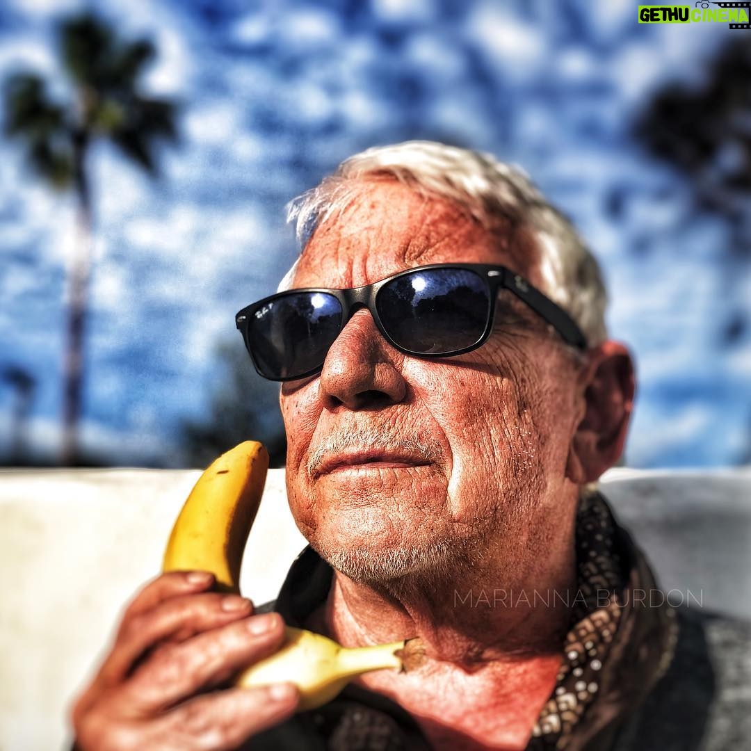 Eric Burdon - 1K Likes - What the banana! ...I don't know, I just love the contrast of color on this beautiful cloudy #ojai sky. ...behind @rayban
🍌
🍌
🍌
🍌
🍌
🍌
#primarycolors
#clouds
#velvetunderground
#andywarhol
#rayban
#iphonex 📷@marianna_burdon