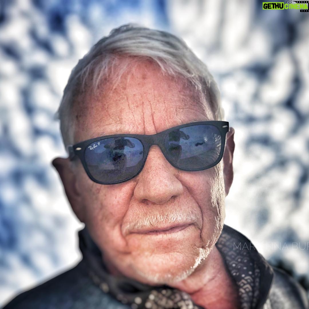 Eric Burdon - 1K Likes - What the banana! ...I don't know, I just love the contrast of color on this beautiful cloudy #ojai sky. ...behind @rayban
🍌
🍌
🍌
🍌
🍌
🍌
#primarycolors
#clouds
#velvetunderground
#andywarhol
#rayban
#iphonex 📷@marianna_burdon