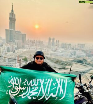 Eric Fuzi Instagram - Sebelum balik KL, kita pusing-pusing Kota Mekah, dan sampai lah dia atas bukit yang mempunyai pandangan yang sangat cantik, dan melihat Masjidil Haram dengan cahaya sunset. Satu pengalaman dan memori yang indah untuk dikenang.