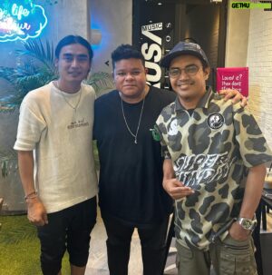 Eric Fuzi Instagram - Hari ini di Rusa HQ kami menerima kunjungan vokalis hebat dari Indonesia, Saudara @charly_setiaku .

Pertemuan ini juga turut dihadiri Vokalis lagenda Malaysia, Saudara @ezadlazim , kami sempat bertukar beberapa pandangan dan membincangkan tatakelola dalam penciptaan lagu dan persembahan.

Sayugia pertemuan ini dapat memperkukuhkan lagi kerjasama dan usaha diantara industri muzik Malaysia-Indonesia.

#MuzikMADANI 

🫣