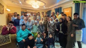 Eric Fuzi Instagram - Memang sengaja pakai baju yang tak sama langsung warna dengan yang lain, biar je sorang2 tak sama, simbolik kepada last tahun ni raya sorang, sebab tahun depan raya sedondon .. eh 🫣
