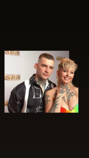Eric Stehfest Instagram - SOMMERHAUS 2023. Erstes Statement. Jetzt wo ich mit eigenen Augen sehe wie schlimm viele Paare miteinander umgegangen sind, weiß ich woher meine Intuition kam, das ich umgeben war von Menschen, die nicht das sind wofür sie sich verkaufen (und verkauft haben sie sich wirklich)… von Fake Paaren die nur für eine Show so tun als wären sie in Liebe zueinander, über Narzissten die über Leichen gehen nur damit sie öffentlich wahrgenommen werden, bis hin zu Menschen die ehrliches Interesse vorspielen um nicht allein dazustehen ( gibt es einen tollen Film namens „Parasite“, sehr zu empfehlen). Ich will mich persönlich gar nicht rausnehmen, ich mache ständig Fehler!!!! Ich denke es ist nur wichtig, wie man mit seinen eigenen Fehlern umgeht. Und die Umgangsweisen der Meisten im Sommerhaus lag unter der untersten Schublade.
