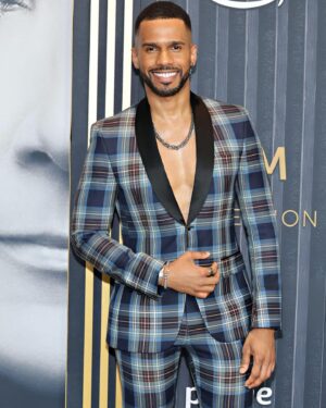 Eric West Instagram - What an honor to attend the premiere of @primevideo #IAmCelineDion! An honor to see the living legend @CelineDion in person. 

Thanks for a fun night @Orfeh! @KellyClarkson! Thanks for the compliment and conversation. #TipOfMyTongue. @nicolaparish you’re the 👑👑

Outfit: Vintage @davidhartnyc suit and @prada shoes

Photos: @cindyord @royrochlin (THANK YOU!) @gettyimages.