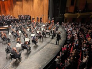 Eric Whitacre Instagram - Last week with the @louisvilleorchestra was such a beautiful experience, musically and personally. The musicians, the staff, the audiences, the supporters were endlessly generous and gracious, and in just a short time my family and I felt completely welcomed and at home. THANK YOU Louisville!! We can’t wait to come back.