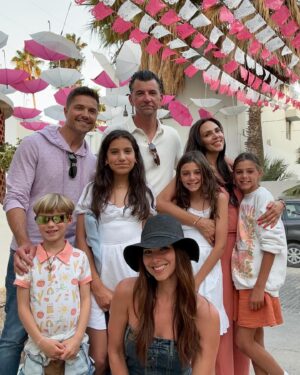 Eric Winter Instagram - With my Chu @ebwinter , @sebitennis Dylan Gabriel and best friends @kellyleonardi @jazleonardi Luca and Olive life is more beautiful 🫶🫶

Que bonitas estas vacaciones! Much needed!

Ya pronto a trabajar 🇵🇷🙌