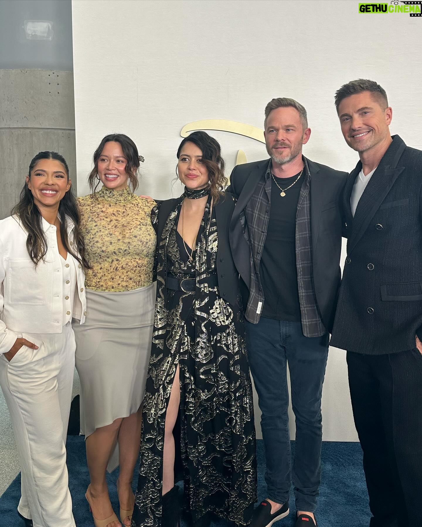 Eric Winter - 88.3K Likes - Some BTS from a great night with friends at the @abc up fronts celebrating @therookieabc and so many other shows. Vamos season 7! Thank you for having us! Going to recruit @cp3 to be on the show! 👮🏼♂️ #therookie #upfronts #season7
Styling : @theadamballheim 📸 @brianbowensmith