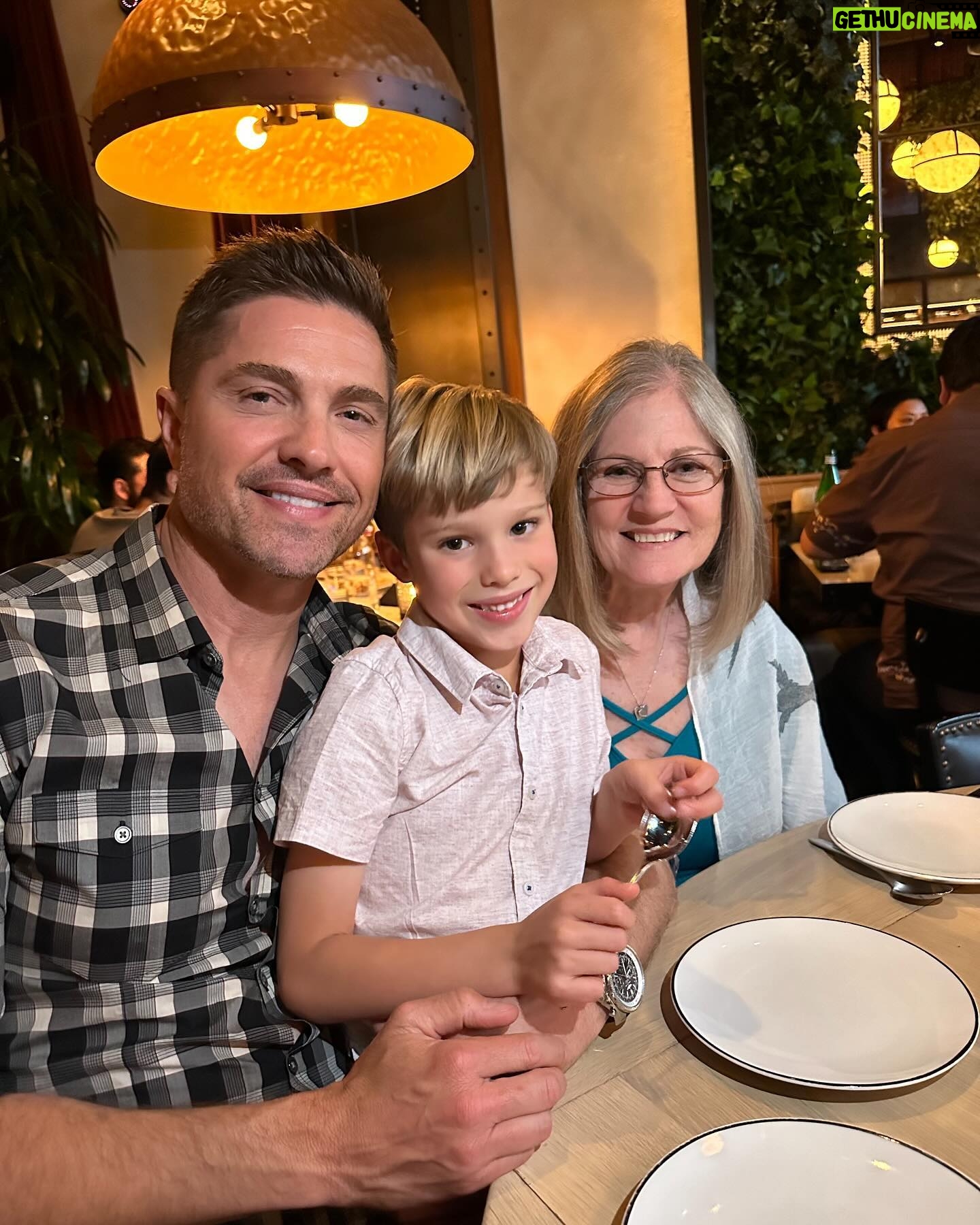 Eric Winter - 85.9K Likes - Hope all those amazing mommy’s around the world had a special and beautiful day! So grateful to be surrounded with my beautiful family and close friends that we treasure so much!
Un día de Madres hermoso junto a mi Sebella y Dylan, mis amores y mayor logro en la vida. Agradecida Dios cada segundo por darme la oportunidad de ser madre…
Loved spending it with @ebwinter @therealkimk_la @sebitennis Dylan @gwenwinter Ranya, Danny, Brodie, Emily