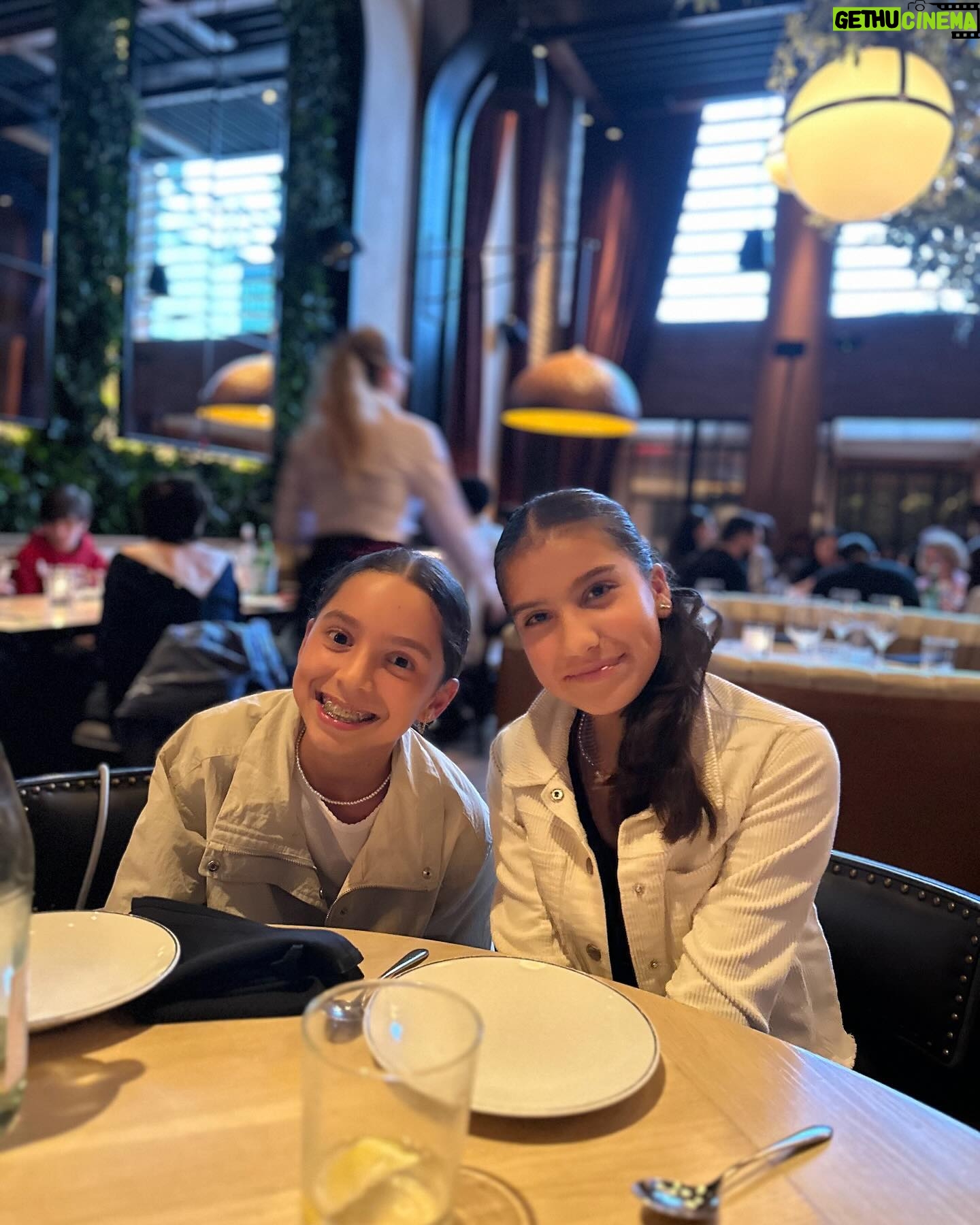 Eric Winter - 85.9K Likes - Hope all those amazing mommy’s around the world had a special and beautiful day! So grateful to be surrounded with my beautiful family and close friends that we treasure so much!
Un día de Madres hermoso junto a mi Sebella y Dylan, mis amores y mayor logro en la vida. Agradecida Dios cada segundo por darme la oportunidad de ser madre…
Loved spending it with @ebwinter @therealkimk_la @sebitennis Dylan @gwenwinter Ranya, Danny, Brodie, Emily