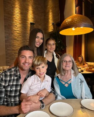 Eric Winter Instagram - Hope all those amazing mommy’s around the world had a special and beautiful day!  So grateful to be surrounded with my beautiful family and close friends that we treasure so much!

Un día de Madres hermoso junto a mi Sebella y Dylan, mis amores y mayor logro en la vida.  Agradecida Dios cada segundo por darme la oportunidad de ser madre…

Loved spending it with @ebwinter @therealkimk_la @sebitennis Dylan @gwenwinter Ranya, Danny, Brodie, Emily