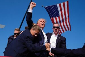 Éric Zemmour Instagram - Le poing levé, il repart au combat après une tentative d’assassinat. Donald Trump est un homme.