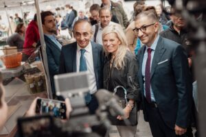 Éric Zemmour Instagram - Merci de votre accueil chaleureux ce matin dans les Hauts-de-Seine !

Pendant ces élections législatives, je continuerai de venir à la rencontre des Français pour leur dire, avec nos candidats, les vérités que les politiciens veulent taire.

#MonVoteReconquête