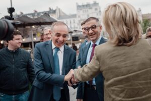 Éric Zemmour Instagram - Merci de votre accueil chaleureux ce matin dans les Hauts-de-Seine !

Pendant ces élections législatives, je continuerai de venir à la rencontre des Français pour leur dire, avec nos candidats, les vérités que les politiciens veulent taire.

#MonVoteReconquête