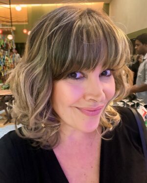 Érica Saraiva Instagram - Novo look! 💇🏼‍♀️💁🏼‍♀️ Fui fazer uma escova e decidi propor a franja, aí dei também uma repicada… Amei, @cabelosporjane (@salaohidratus)! Amei a resenha também, @karinaforgas! 🗣️ Pede desculpa a minha tia @anaforgas! 🫣😁

🗓️ Sei que ainda estamos em abril, mas minha cabeça já está no segundo semestre! 🚀 Muita coisa pela frente, muitos desafios pessoais, profissionais… Sempre com muita consciência, leveza, intensidade, foco, preparação, capacitação, networking, trabalho, humildade e ética, vou descobrindo meu próprio caminho, e vou fazendo as coisas do meu jeito, no meu tempo, baseada no que acredito, traçando uma trajetória que imprime a minha personalidade e o propósito da minha empresa de democratizar o acesso à música e os artistas e o palco, construindo pontes. Seja na comunicação ou na produção.

Vamos que tudo é possível! Obrigada a todo mundo que colou e com certeza faz parte disso! 🙏🏼 OBRIGADA.