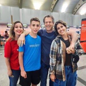 Érica Saraiva Instagram - ABRAÇO-CASA. 🏠

Irmãzinha linda, caçula, retada. Toda a felicidade do mundo pra você sempre, minha irmã! Porque você MERECE! Por tudo o que já passou, pela sua reviravolta e determinação.

Não vou falar de orgulho (de novo). Vou falar de “abraço-casa”. Você me faz sentir família, @dianasaraivacc. Seja lá o que isso seja, é um sentimento bom, do qual sinto muita falta, especialmente desde que Lu e vc se foram, cada uma, de um jeito diferente, com destinos diferentes. 💫

Sigamos juntas na nossa parceria e irmandade cada vez mais fortes e afloradas. Te amo. 💖 Miss you already!

Obrigada por estes dias!
Me fez um bem enorme. 🪬