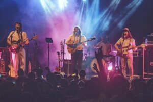Érica Saraiva Instagram - Primeiros registros da nossa cobertura do último show da Turnê V da @magloreoficial em Salvador! 🤩 Que noite, amigos, na moral! 💥 O universo conspirou totalmente, e o que se viu foi um espetáculo! Um verdadeiro show de luzes (@joaobatista_ld 🖤), de som, de música, de banda, DE PÚBLICO! 😍

🌂 Até São Pedro segurou a onda este ano! Assim que @teagoliveira, @lgoncalvesoficial, @lelo.brandao e @felipedieder entraram no camarim, foi que choveu! 🤣

E assim rolou um breve “after” no camarim com o povo entocado numa vibe única de resenha sobre tudo e confraternização com amigos, familiares e fãs!

🎉 𝐒𝐎𝐋𝐃 𝐎𝐔𝐓 - 𝐕𝐈𝐕𝐀 𝐀 𝐌𝐀𝐆𝐋𝐎𝐑𝐄!
📷 Fotos: @hedernovaes

📍 𝐇𝐨𝐣𝐞 𝐭𝐞𝐦 𝐅𝐞𝐢𝐫𝐚 𝐝𝐞 𝐒𝐚𝐧𝐭𝐚𝐧𝐚! @magloreoficial e @meusamigosestaovelhos na @casanoisefsa, 17h! #partiu