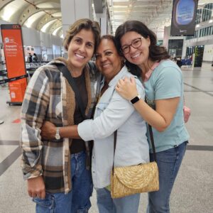 Érica Saraiva Instagram - ABRAÇO-CASA. 🏠

Irmãzinha linda, caçula, retada. Toda a felicidade do mundo pra você sempre, minha irmã! Porque você MERECE! Por tudo o que já passou, pela sua reviravolta e determinação.

Não vou falar de orgulho (de novo). Vou falar de “abraço-casa”. Você me faz sentir família, @dianasaraivacc. Seja lá o que isso seja, é um sentimento bom, do qual sinto muita falta, especialmente desde que Lu e vc se foram, cada uma, de um jeito diferente, com destinos diferentes. 💫

Sigamos juntas na nossa parceria e irmandade cada vez mais fortes e afloradas. Te amo. 💖 Miss you already!

Obrigada por estes dias!
Me fez um bem enorme. 🪬