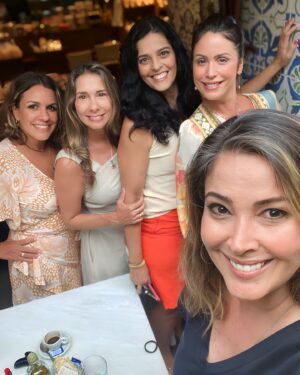 Érica Saraiva Instagram - Ela está bem de olho na gente! Senti Lu o tempo todo lá com a gente tomando café, fofocando como se fôssemos íntimas por tabela, naquela loucura toda de guerra de TDAHs e hipertexto pra dar conta de tanto assunto, que sabe-se lá de onde tiramos! 😂 Quase fomos parar na massagista de @carolplafoni na ansiedade de ficarmos todas na mesma página! 😬 E olhe que rolou contextualização prévia! Kkkkk… 

Obrigada por tanto, @manuelapierk (incluindo ter chegado depois de mim), @ivnaregosilva, @carolplafoni e @vivianeleonysampaio! Pela manhã (quase tarde) e por terem amado e cuidado tanto da minha irmã, desde sempre e no momento em que ela mais precisou.

Amo vocês! ♥️