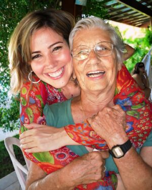 Érica Saraiva Instagram - Minha avó teria feito 105 anos no Dia da Mentira! Rs… Ela nos deixou em 2020, pouco depois de fazer 101 anos. Mulher retada, criou 6 filhos com um pulso forte danado, se foi totalmente lúcida (apenas com alguns sinais de esquecimento) e com a saúde de ferro.

Lembro de muitas coisas em minha avó… muitas… Ela tinha uma letra linda! 😍 Sempre mandava bilhetinhos comemorativos, anotava as datas de aniversário e números de telefone de todo mundo da família para dar os parabéns… lembro-me dos encontros espontâneos das quintas-feiras em sua casa para jantar, de como tinha hábitos que nem um reloginho… e das manias!

Suas manias e hábitos eram todos saudáveis e tenho certeza que ajudaram na sua longevidade: banana no prato pra almoçar, ia andando até a igreja / capela para as missas diárias, rezava o tercinho dela, viciada em palavras-cruzadas, também jogava paciência e dominó diariamente, e, quase sempre, vivia na função daqueles livros de colorir! Sem contar os exercícios que fazia (certamente instruída por algum fisioterapeuta)… que aposto que você não faria!

Quer dizer… Só nisso aí, vemos que trabalhava corpo, mente e espírito. Cognição, memória, concentração… É isso, gente! Este é o elixir! E claro, o amor! ♥️ Sua família sempre presente e prestativa (destaco aí minha mãe), e tb sua vida, que era um exemplo de AMOR-PRÓPRIO!

Vó, um beijo estalado na bochecha! 😘 Cuide da nossa galera aí em cima, e continue olhando aqui por nós. Apesar de agnóstica, sabe que Nossa Senhora Aparecida é minha brother por causa da senhora, né? Não largo mão dela!

E você aí… CUIDE-SE! ♥️