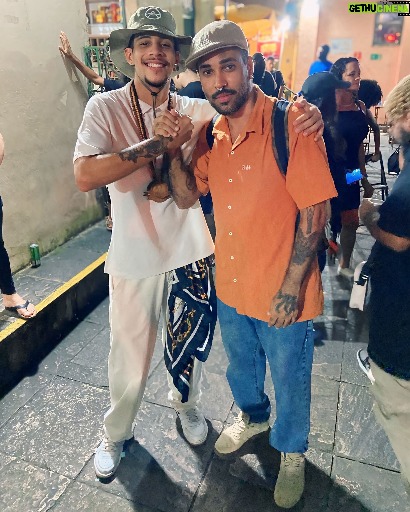 Érica Saraiva - 259 Likes - O melhor da noite desta sexta-feira (7) na Batalha de Rimas que abriu o show de estreia da carreira solo de @sainktt em Salvador passando pela sua timeline…
Parabéns, @gustavoazeh! 🥇 Super merecido, e quem selecionou foi o público que compareceu em peso para prestigiar a batalha e testemunhar a estreia do Mr. Slow Flow! 🔥 Em breve publicaremos sua participação no show, privilégio oferecido por @sainktt ao vencedor!
1️⃣ Sain e Gustavo Azêh
2️⃣ Sain e Azêh alinhando a participação no show
3️⃣ Azêh e @coscantine @3roundoficial
#rapnacional #kttzootour #sainkttzoo #hiphopcarioca