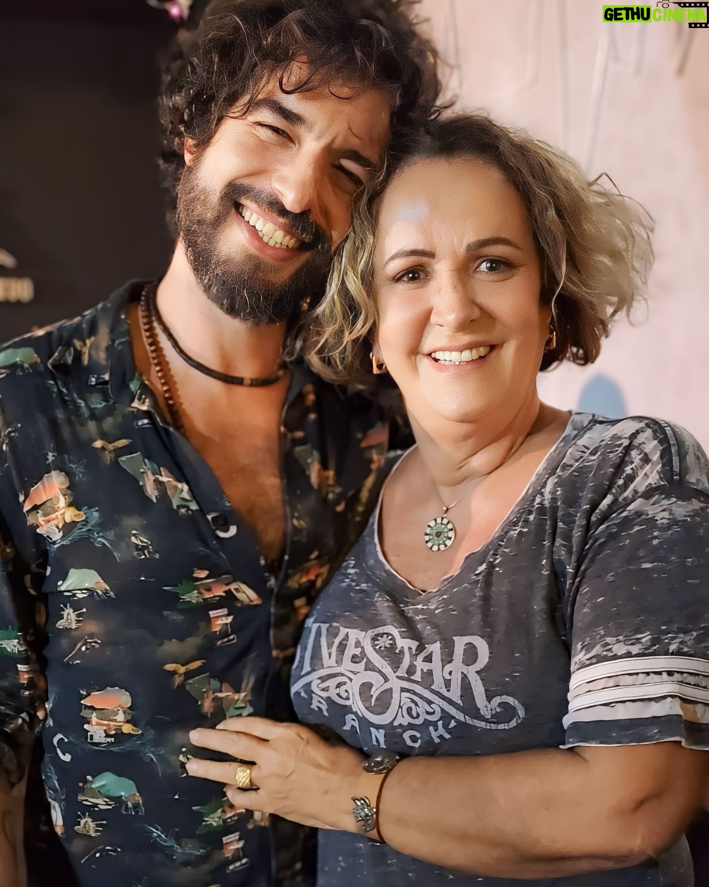 Érica Saraiva - 108 Likes - Nesta segunda-feira (27), minha mami completou 75 anos com corpinho e cabeça de 50! 😝 Data cheia, sem pretensão de comemorações, mas tenho certeza que foi um dos aniversários mais comemorados que ela já teve! 🥳 Foi dizer que não iria fazer nada que todos mexeram seus pauzinhos pra homenageá-la, e ela pôde ver o quanto é amada! 🥰
A micareta começou na sexta, quando a convidei para o King Cobra 25 Anos, e ela foi com as amigas (pagando 😒). Teve direito a lounge, garrafa de whisky, balões, torta surpresa com fita e vela vulcão, abraço de @mendezz e aquele SHOWZAÇO! 🔥
No dia, propriamente, os primos @ivosassa, @pedro.saraiva.98 e Diego a convidaram pra almoçar e minha sobrinha @luavalente ofereceu um jantar com @daniliborio, que foi coisa de profissional. A cereja do bolo foi minha irmã @dianasaraivacc ligando do Canadá pra mostrar a casa nova e o netinho Chico! 😍
Depois ainda foi pra a farra! 😂 Tia @bete_marighella chamou uns amigos e ela foi pra a casa dela (onde dormiu) terminar de comemorar! Que beleeeeza, hein, mamis!
Que seja um ano de foco, força de vontade, alegrias, viagens, saúde, dinheiro no bolso e beijo na boca! 🤣
Te amo! 💝
Obrigada a todos que fizeram tudo isso acontecer e proporcionaram estes momentos pra ela! 🙏🏼💋