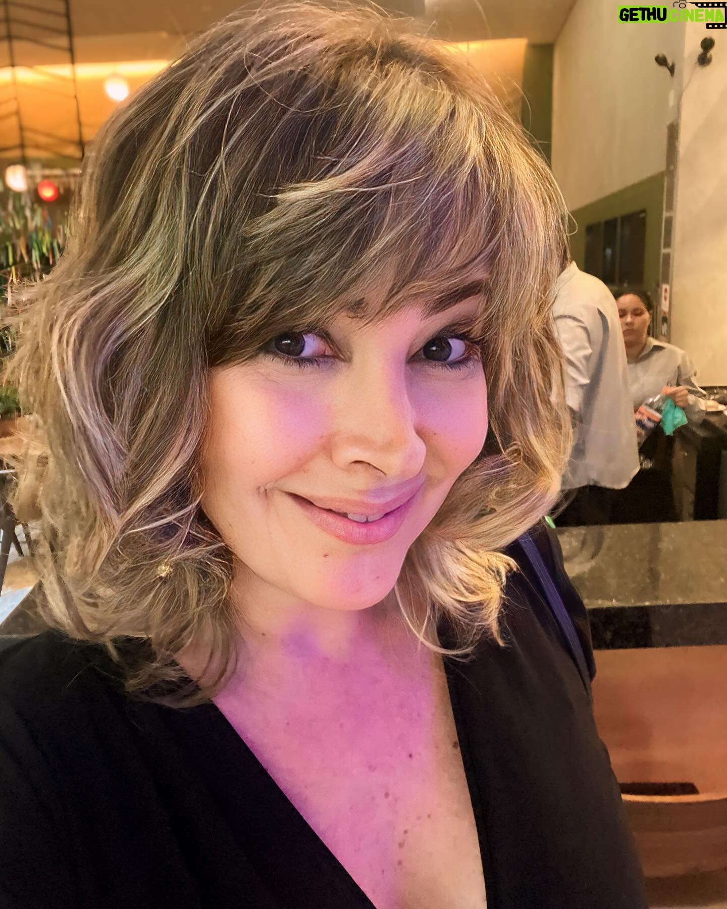 Érica Saraiva - 239 Likes - Novo look! 💇🏼♀️💁🏼♀️ Fui fazer uma escova e decidi propor a franja, aí dei também uma repicada… Amei, @cabelosporjane (@salaohidratus)! Amei a resenha também, @karinaforgas! 🗣️ Pede desculpa a minha tia @anaforgas! 🫣😁
🗓️ Sei que ainda estamos em abril, mas minha cabeça já está no segundo semestre! 🚀 Muita coisa pela frente, muitos desafios pessoais, profissionais… Sempre com muita consciência, leveza, intensidade, foco, preparação, capacitação, networking, trabalho, humildade e ética, vou descobrindo meu próprio caminho, e vou fazendo as coisas do meu jeito, no meu tempo, baseada no que acredito, traçando uma trajetória que imprime a minha personalidade e o propósito da minha empresa de democratizar o acesso à música e os artistas e o palco, construindo pontes. Seja na comunicação ou na produção.
Vamos que tudo é possível! Obrigada a todo mundo que colou e com certeza faz parte disso! 🙏🏼 OBRIGADA.
