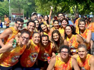 Érica Saraiva Instagram - Esta foi a abertura oficial do carnaval. Pelo menos pros cenourinhas! Rs… 10° ano do Beleuza de Creuza, bloquinho de ex-alunos do @colegiosaopauloba, que sai graças a muita gente mas com destaque para @jivagofarias e @fernandorufinorufino, e claro, nosso @faustao77! Parabéns porque o negócio tá profissa, hein!

O bloquinho sai do colégio, desce, dá a volta na Praça Ana Lúcia Magalhães, e para ali no estacionamento, atrás de onde morei e ia andando pra a aula. Percurso Dona Jane. ♥️ Foi massa rever tantos ex-colegas, alunos de todas as séries, famílias e agregados!

Feliz carnaval, gente! Tomem cuidado, planejem-se e não andem só. Atenção para os pertences e os vírus por aí!

Axé! 🙏🏼🥕