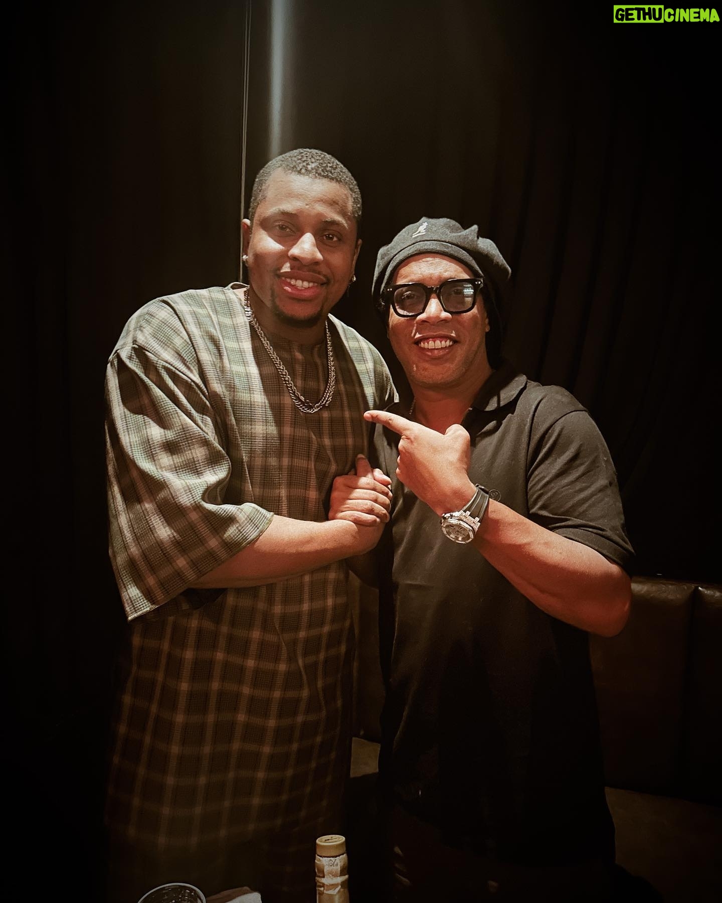 Erick Jordan - 5.7K Likes - Você sabe que o rolê foi bom quando você termina a noite tocando com o 🧙♂️🫶🏾
Que honra @ronaldinho muito obrigado pelo carinho! 🙏🏾
#erickjordan #pagode #samba #ronaldinho