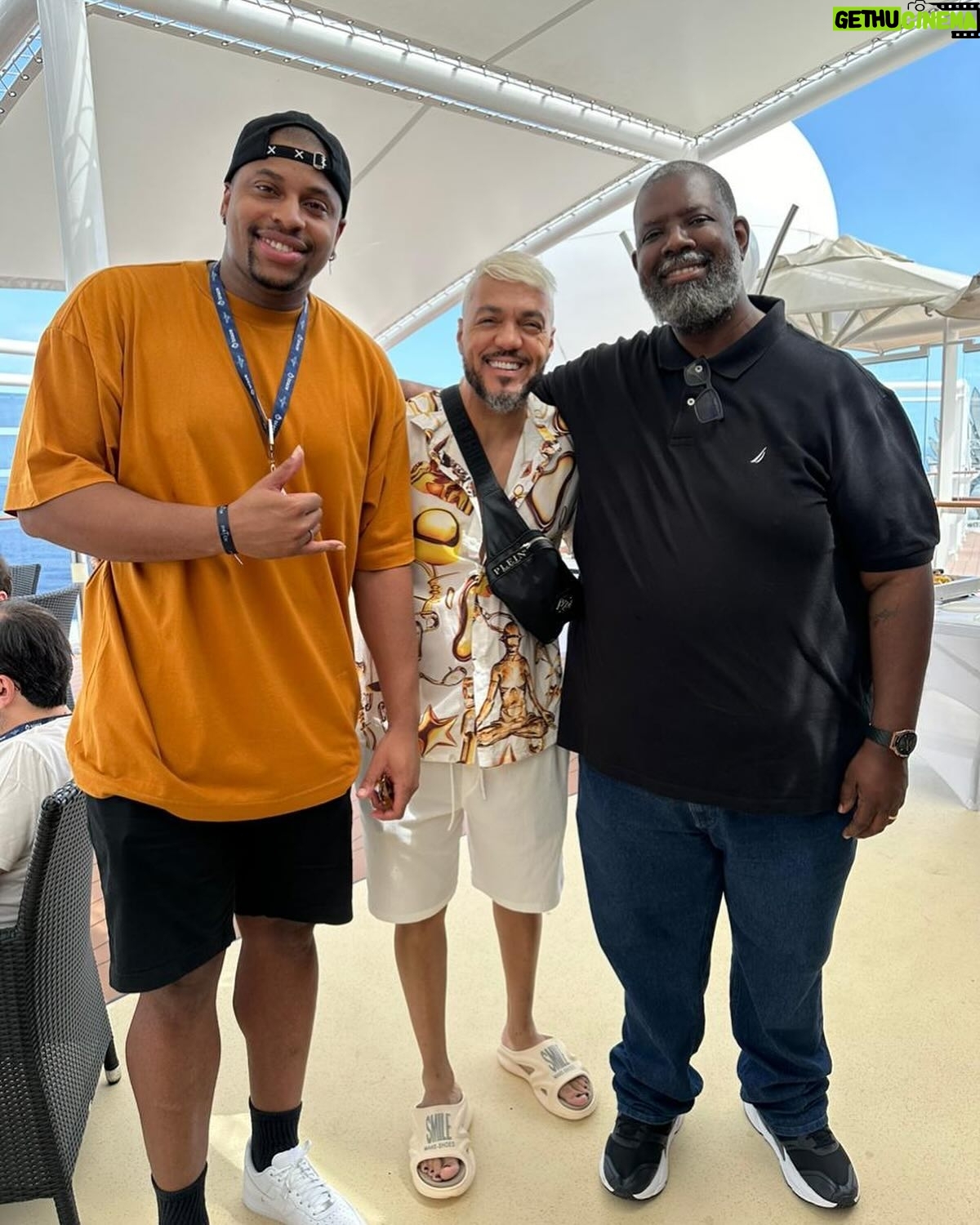 Erick Jordan - 1.9K Likes - Ainda sobre o @neyemaltomar com meus dois ídolos, @belo e @pericles 🙏🏾♥️ Que momento maravilhoso!
#erickjordan #belo #pericles