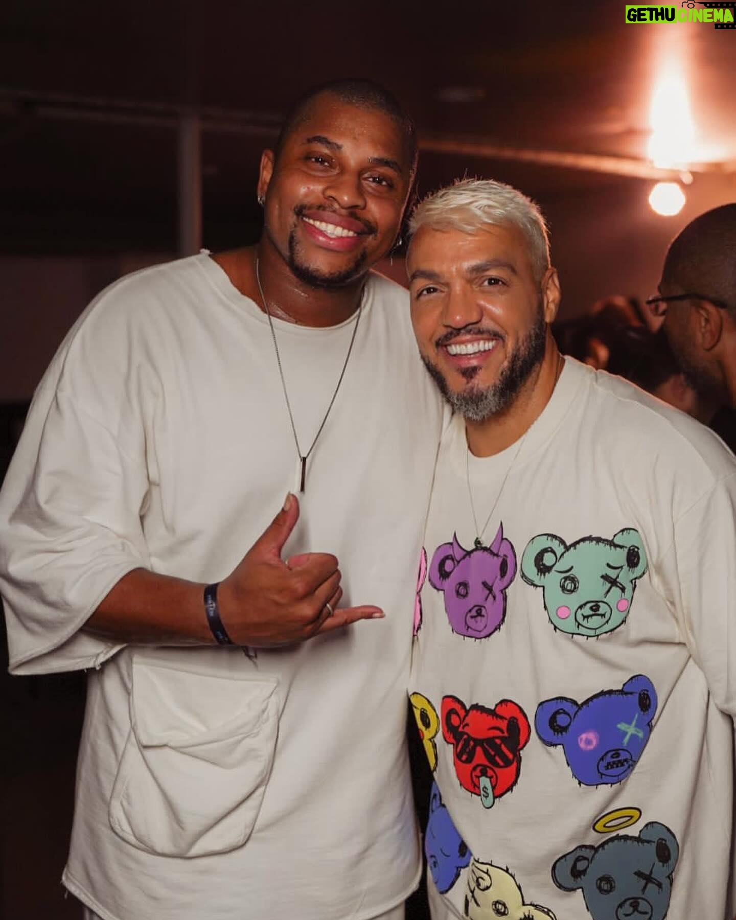 Erick Jordan - 3.8K Likes - Simplesmente @belo me convidando para subir ao palco e cantar com ele! 🥹
Obrigado por esse momento de dividir o palco com uma das vozes mais linda da música popular brasileira!
Obrigado pelos conselhos e pelo carinho com meu trabalho, você é uma pessoa sensacional 👊🏾♥️
📸 @southaismarques
#erickjordan #belo #neymar #neyemaltomar