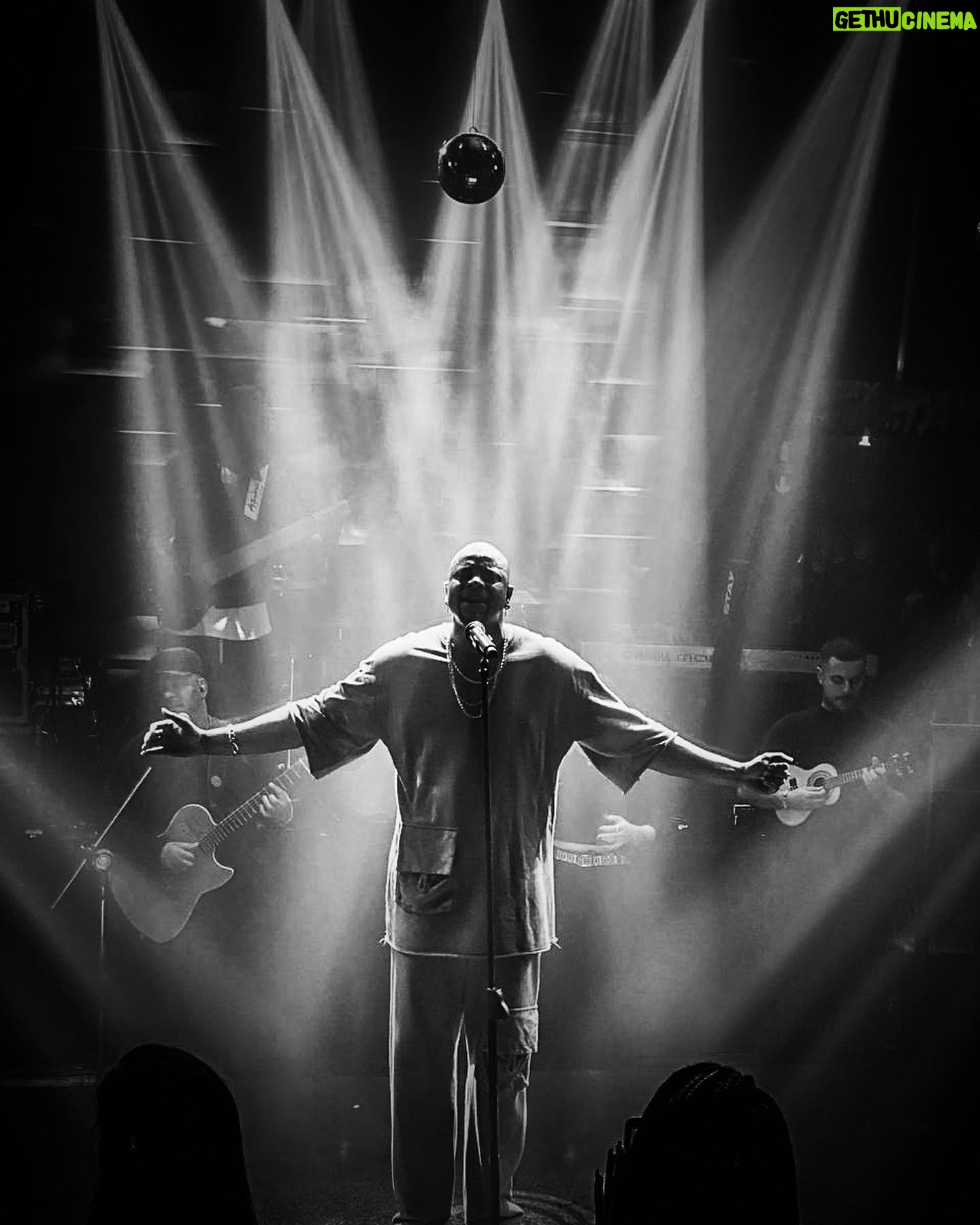 Erick Jordan - 1.1K Likes - É nos momentos de decisão que o seu destino é traçado.
A vida é fruto da decisão de cada momento. Talvez seja por isso, que a ideia de plantio seja tão reveladora sobre a arte de viver.
Viver é plantar. É atitude de constante semeadura, de deixar cair na terra de nossa existência as mais diversas formas de sementes. Ótima semana a todos ❤️
#NaoquermasNaoquerperder
#OlhaoTrem
#MelDaSuaBoca